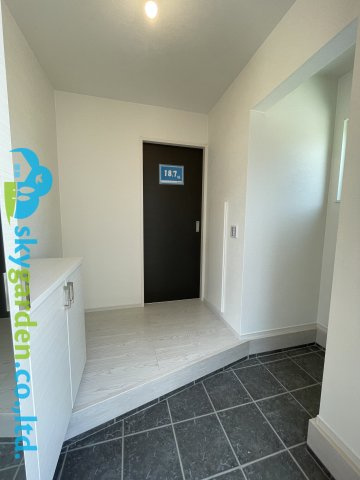 茅ヶ崎市柳島1期　新築戸建　全2棟1号棟の玄関|収納もある玄関です