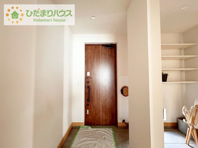 日立市金沢町4丁目　新築戸建の玄関|シューズインクローゼットは、靴以外にもゴルフバックやベビーカーを置くことができ、 散らかりがちな玄関もスッキリします。