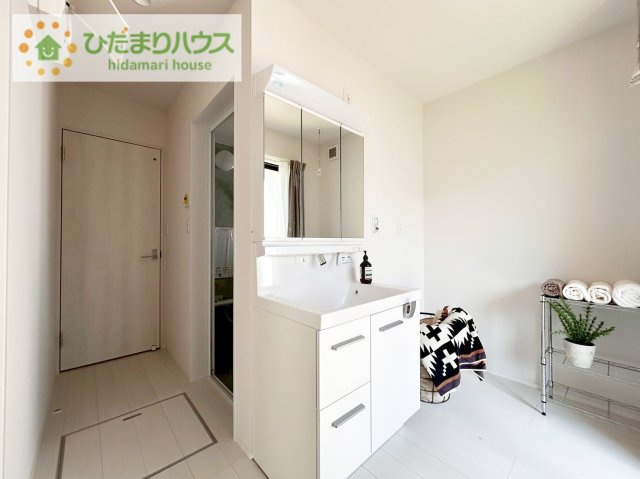 日立市金沢町4丁目　新築戸建の独立洗面台|三面鏡の大きな鏡は憧れます(^^♪ 鏡の後ろは収納となっていて、細かいものでも収納できるのでスッキリと整理できます！
