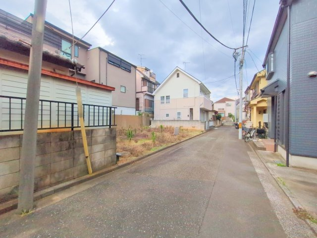 富士見市羽沢１丁目の売地の前面道路含む現地写真|徒歩圏内にコンビニや郵便局があり、ららぽーと富士見へも徒歩12分と生活利便性も◎！