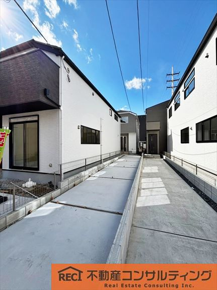 西宮市堤町　新築戸建の駐車場