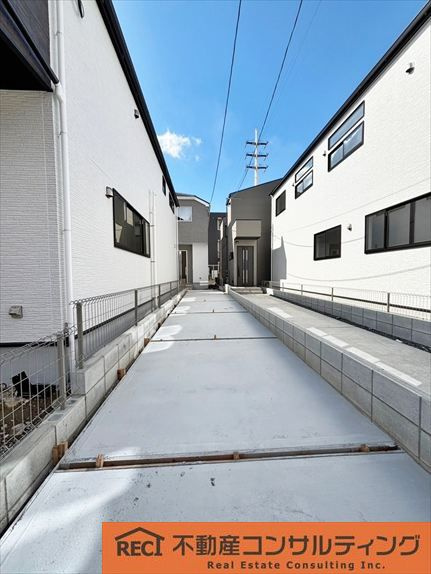 西宮市堤町　新築戸建の駐車場