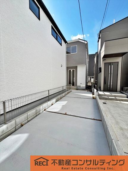 西宮市堤町　新築戸建の駐車場