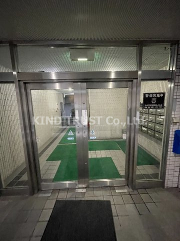 フジイビルのエントランス|建物の内部です