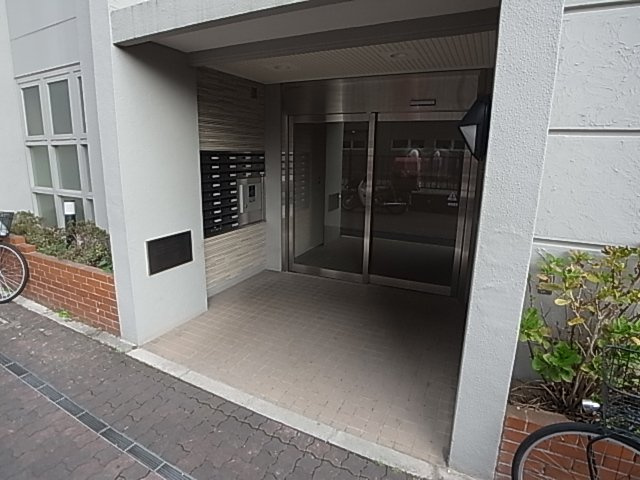 神戸市長田区六番町８丁目の賃貸マンションのエントランス