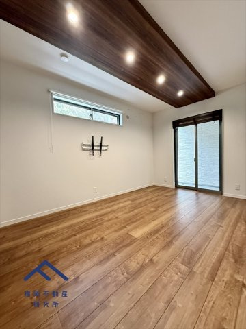 西区今津　戸建ての洋室