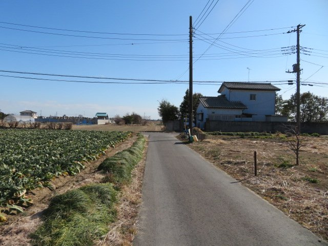 吉川市大字上内川の倉庫の周辺