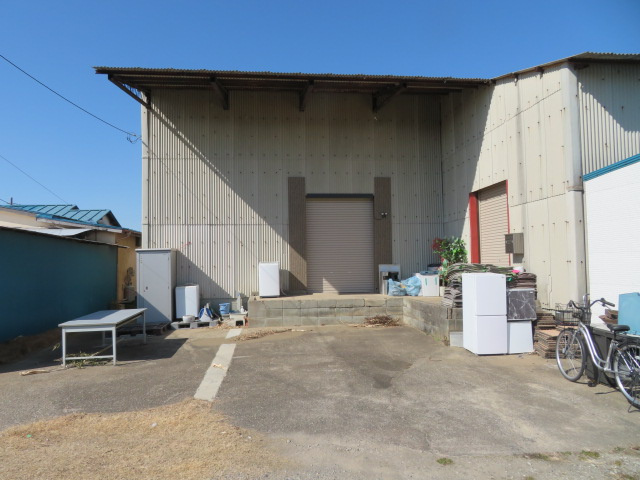 吉川市大字上内川の倉庫の外観