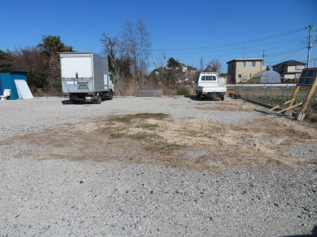 吉川市大字上内川の倉庫の駐車場