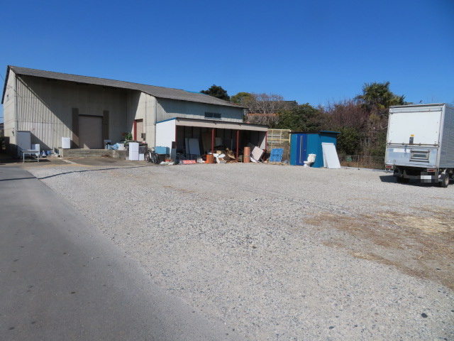 吉川市大字上内川の倉庫の駐車場