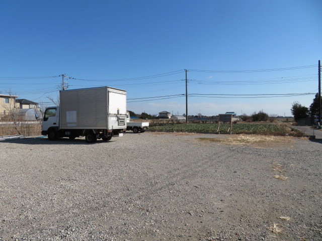 吉川市大字上内川の倉庫の駐車場