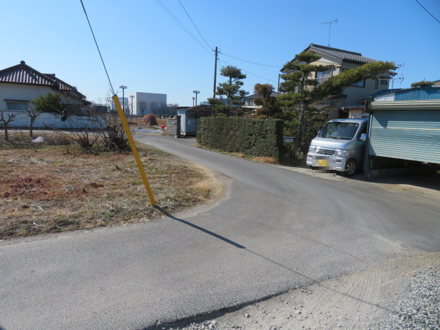 吉川市大字上内川の倉庫の周辺
