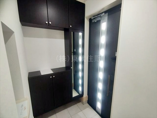 【玄関】 | 三芳町藤久保 | お出かけ前のチェックに便利なミラー付きです