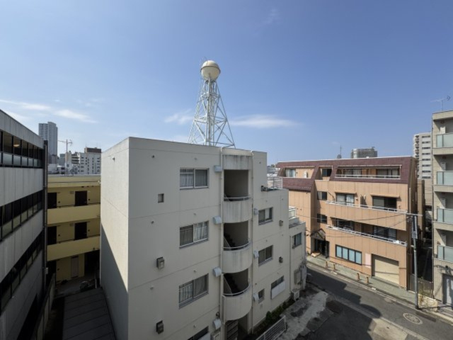 ルナパーク三軒茶屋の展望|前面は高い建物がなく空を望むことができ、大通りには面していないため窓を開けていても静かな環境です。