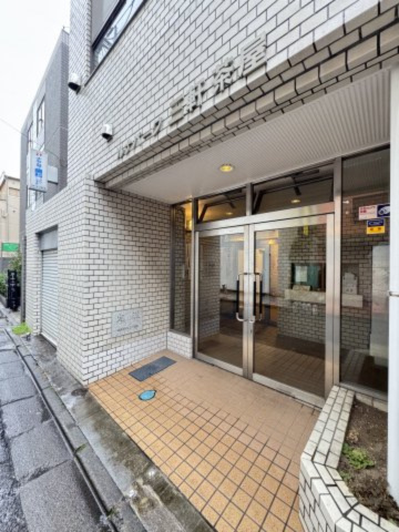 ルナパーク三軒茶屋のエントランス|マンションから駅までは平坦な道のりで徒歩5分とストレスフリーなアクセス環境です。