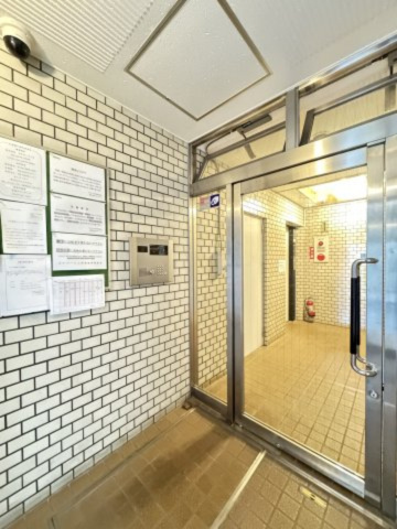 ルナパーク三軒茶屋のエントランス|エントランス内部は防犯面も考慮しオートロックを採用しております。