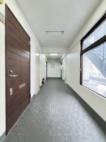 ルナパーク三軒茶屋のその他共用部分|雨の日も濡れない内廊下設計を採用しております。