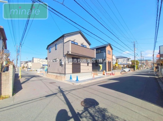 【外観】 | 販売現地
モダンなデザインが印象的な広々とした外観。閑静な住宅街に佇む魅力的な物件です。