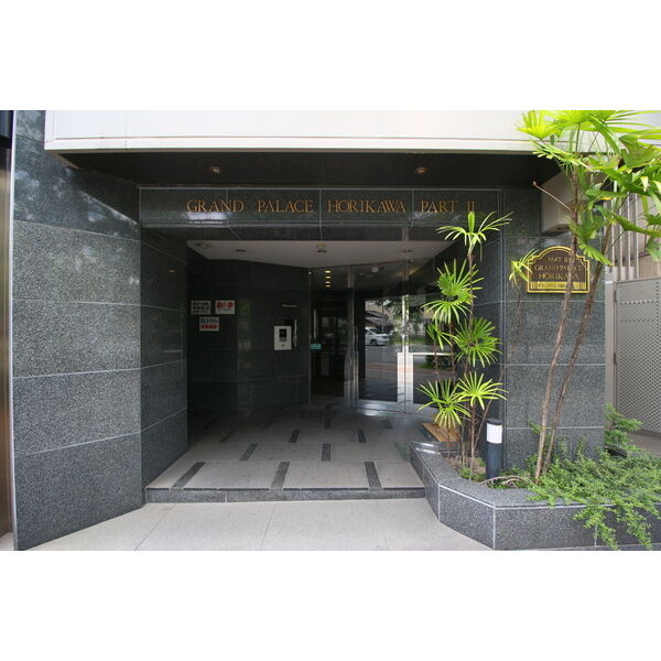 グランドパレス堀川パートIIのエントランス