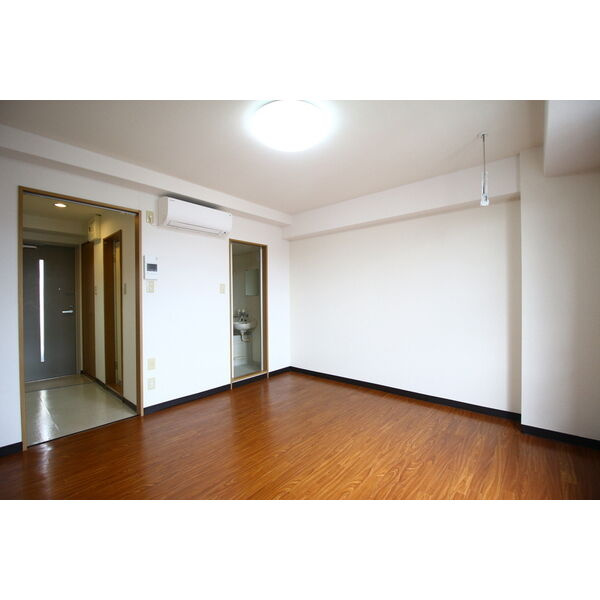 グランドパレス堀川パートIIの居間・リビング