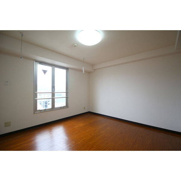 グランドパレス堀川パートIIの居間・リビング