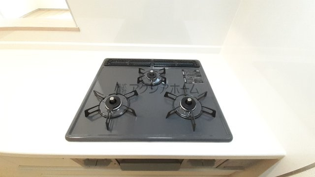 入間市鍵山2丁目・全3棟　新築一戸建　3号棟　～IDS工法～のキッチン|ガスコンロ3口でお料理も捗りますね♪