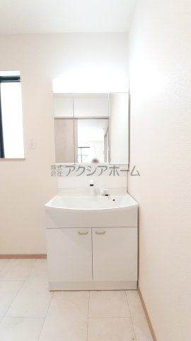 入間市鍵山2丁目・全3棟　新築一戸建　3号棟　～IDS工法～の独立洗面台|三面鏡付き洗面化粧台