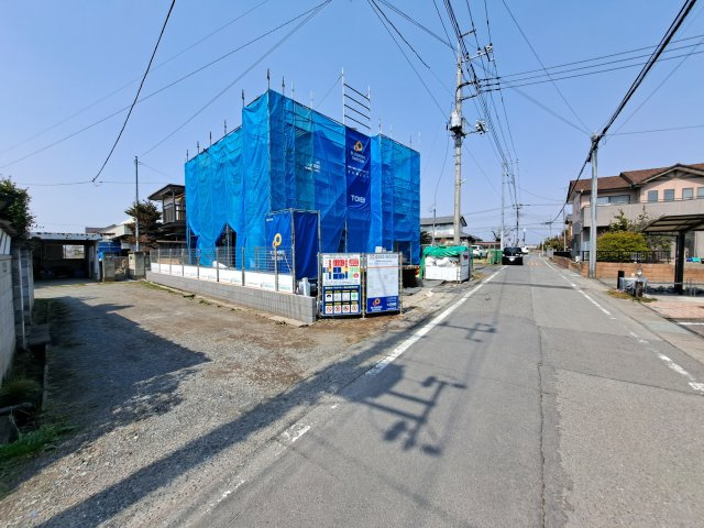 新築　伊勢崎市波志江町　Blooming Garden １号棟の前面道路含む現地写真|現地写真　東側接道幅員約5ｍ　南側接道幅員約4ｍ		　