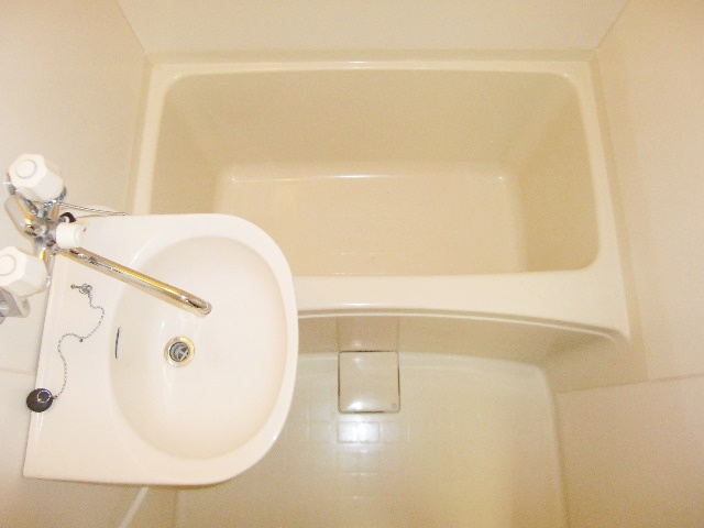 レオパレスクレストの浴室|コンパクトで使いやすいお風呂です