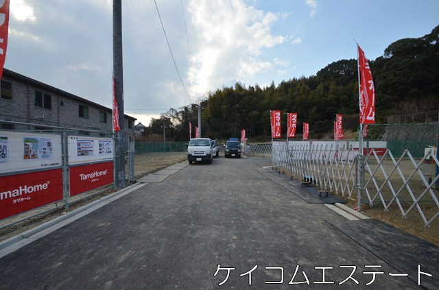 新築住宅　タマタウン中間中学校前の前面道路含む現地写真