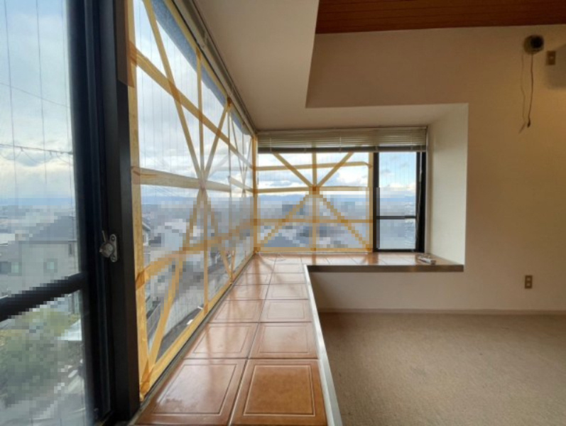 【価格改定】向日市寺戸町西野の設備|２階洋室８帖にあるL字型出窓。