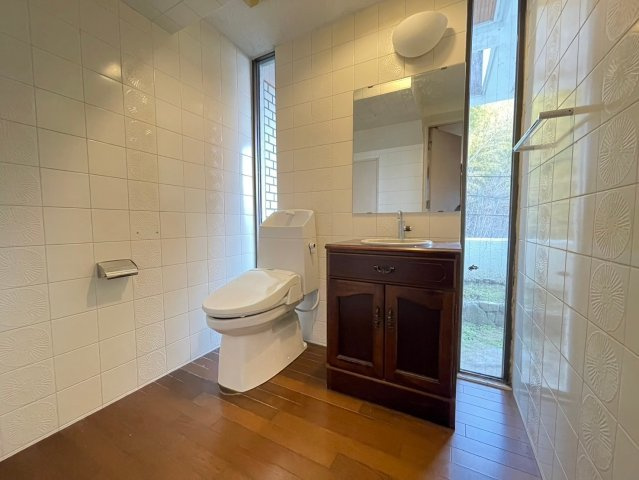 【価格改定】向日市寺戸町西野のトイレ|１階トイレ
すぐ隣には洗面があり、広々としたトイレの空間となっております。