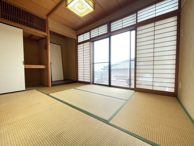 【価格改定】向日市寺戸町西野の和室|２階和室6帖
床の間、押入、ベルコニーへの動線、ございます！