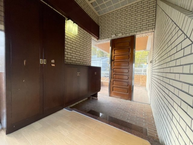 【価格改定】向日市寺戸町西野の玄関|玄関ホール上には吹き抜けがあり、入ってすぐ開放的な空間が広がっております！シューズボックス完備。