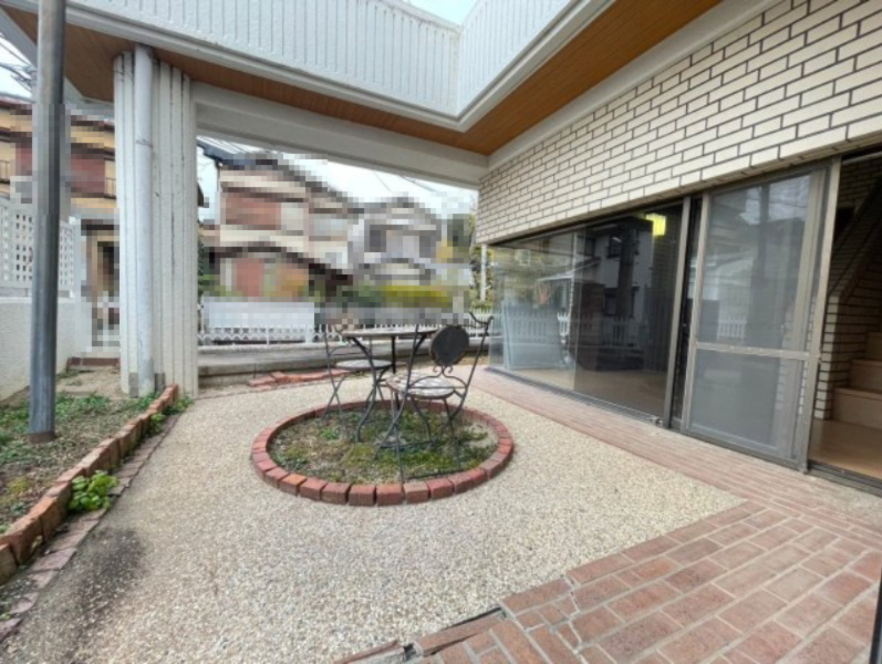 【価格改定】向日市寺戸町西野の庭|中庭スペースには、カフェチェアーがございます♪