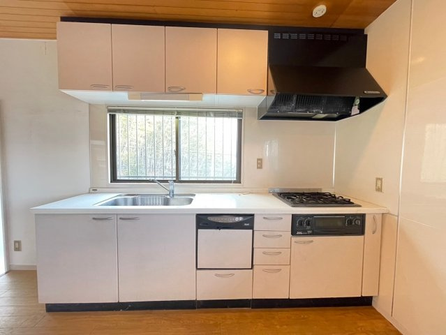 【価格改定】向日市寺戸町西野のキッチン|食器洗乾燥機付きシステムキッチン！
三口コンロの広々キッチンでお料理もはかどります(^^)/