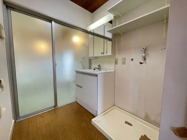 【価格改定】向日市寺戸町西野の洗面所|使いやすさが考えられた3面鏡タイプの洗面化粧台。洗濯機置き場も隣にございます。