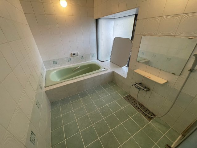 【価格改定】向日市寺戸町西野の浴室|１坪超の広々空間でリラックスタイム！窓からの明かりが更に開放的にしてくれます(^^)/