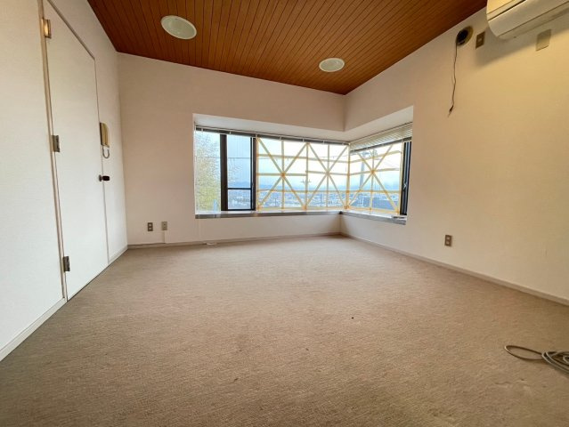 【価格改定】向日市寺戸町西野の洋室|２階洋室約８帖。
L字の出窓はインテリア置き場等様々な用途でご利用いただけます！