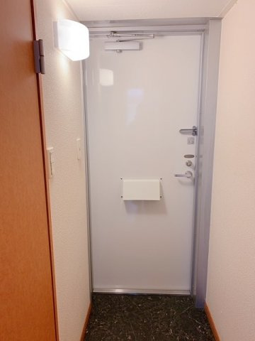 レオパレスブランシュヴァルⅢの玄関|収納もある玄関です