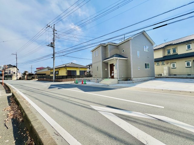 高崎市中尾町の前面道路含む現地写真|前面道路も広々9.7ｍあるので、大きめのお車をお持ちの方でも安心です♪