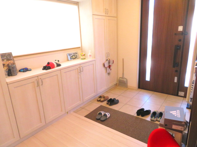 藤岡市小林　中古2480の玄関|広々玄関でフラットになっています