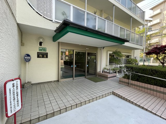 グリーンマンション野間のエントランス