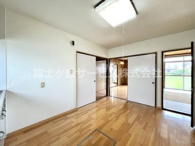 【ダイニング】 | 磐田市福田中島　中古住宅 | 二部屋と繋がっています