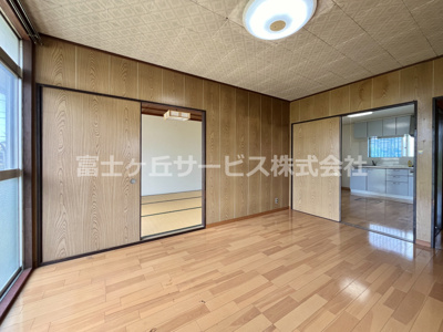 【居間・リビング】 | 磐田市福田中島　中古住宅 | こちらの居間で趣味の時間をお楽しみください