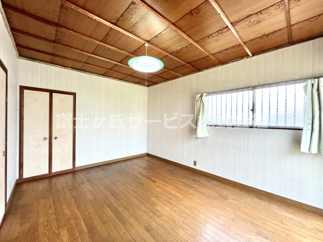 【洋室】 | 磐田市福田中島　中古住宅 | リビング東側の洋室6帖