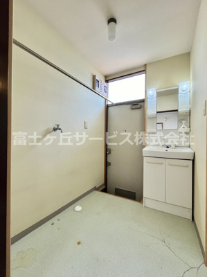 【脱衣所】 | 磐田市福田中島　中古住宅 | 洗面脱衣室です