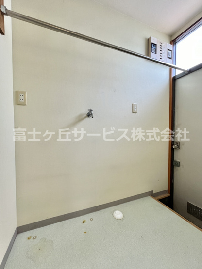 【ランドリースペース】 | 磐田市福田中島　中古住宅 | 洗濯機置き場です、洗濯物が干せるバーが付いています