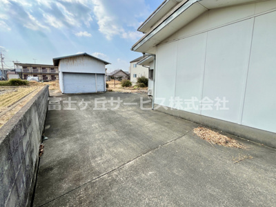 【駐車場】 | 磐田市福田中島　中古住宅 | 駐車場はコンクリート部分で3台、土地は広くあるので車の多い方も十分駐車可能です。