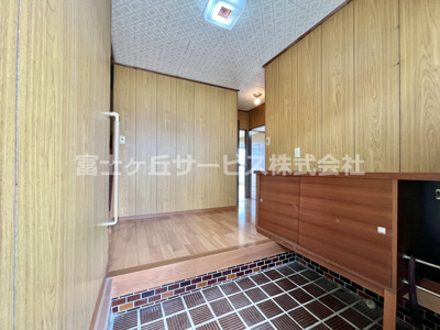 【玄関】 | 磐田市福田中島　中古住宅 | 明るい玄関です